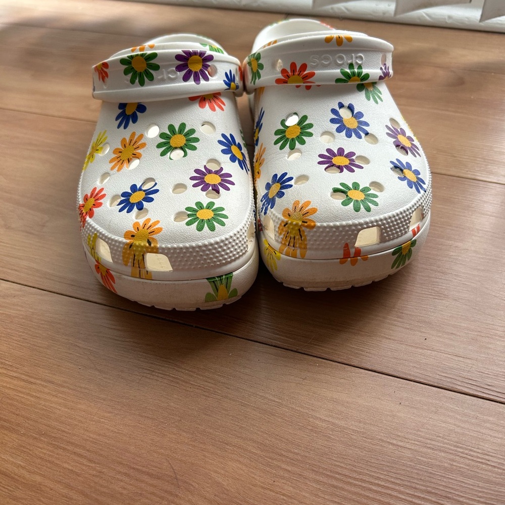 Women’s White flower crocs size 8